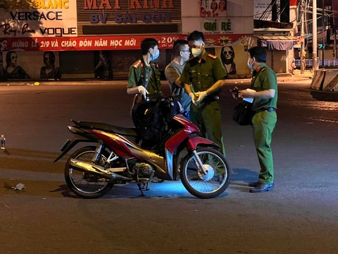 Hai người bị đâm trên đường Phạm Văn Đồng, một người chết - Ảnh 1. Hai người bị đâm trên đường Phạm Văn Đồng, một người chết - Ảnh 1.