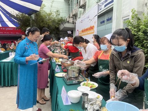 Nhiều người bệnh đái tháo đường nhập viện do ăn uống sai - Ảnh 1. Nhiều người bệnh đái tháo đường nhập viện do ăn uống sai - Ảnh 1.