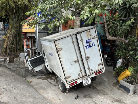 Gây tai nạn xong bỏ chạy, xe tải quẹt xe CSGT rồi lao vào nhà dân - Ảnh 2. Gây tai nạn xong bỏ chạy, xe tải quẹt xe CSGT rồi lao vào nhà dân - Ảnh 2.