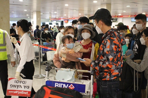 Nhiều chặng bay hết vé Tết, khách trả giá cao cũng đành chịu - Ảnh 1. Nhiều chặng bay hết vé Tết, khách trả giá cao cũng đành chịu - Ảnh 1.