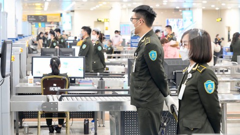 Sân bay Nội Bài tiếp nhận hơn 100.000 hành khách đi máy bay ngày cao điểm dịp Tết - Ảnh 1. Sân bay Nội Bài tiếp nhận hơn 100.000 hành khách đi máy bay ngày cao điểm dịp Tết - Ảnh 1.