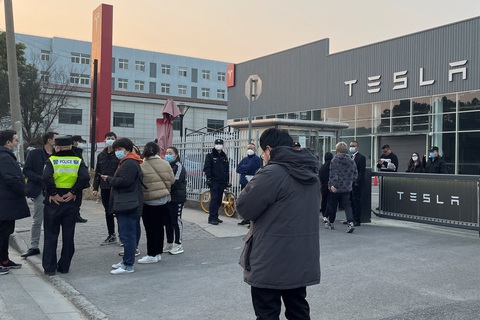 Đám đông bất bình tụ tập tại cửa hàng xe Tesla ở nhiều thành phố Trung Quốc - Ảnh 2. Đám đông bất bình tụ tập tại cửa hàng xe Tesla ở nhiều thành phố Trung Quốc - Ảnh 2.