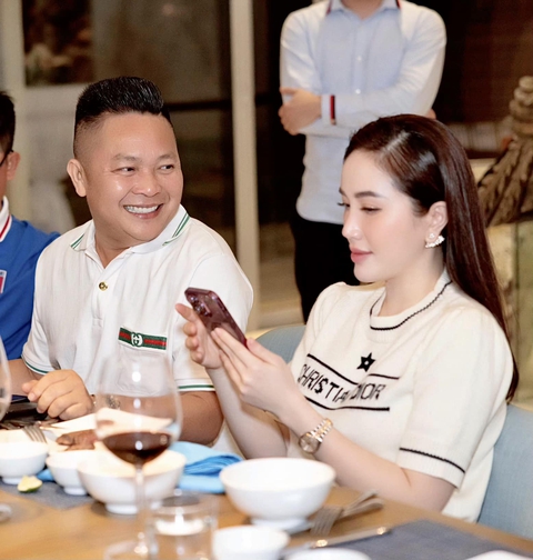 Ảnh vui sao Việt 8-1: Vợ chồng Huy Trần - Ngô Thanh Vân vui nhộn - Ảnh 4. Ảnh vui sao Việt 8-1: Vợ chồng Huy Trần - Ngô Thanh Vân vui nhộn - Ảnh 4.