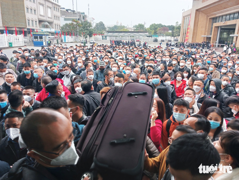 Hàng ngàn người Trung Quốc đổ về cửa khẩu quốc tế Móng Cái chờ hồi hương - Ảnh 1. Hàng ngàn người Trung Quốc đổ về cửa khẩu quốc tế Móng Cái chờ hồi hương - Ảnh 1.