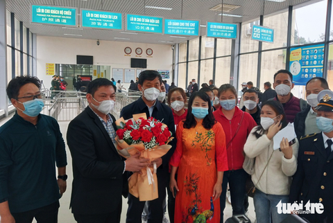 Hàng ngàn người Trung Quốc đổ về cửa khẩu quốc tế Móng Cái chờ hồi hương - Ảnh 4. Hàng ngàn người Trung Quốc đổ về cửa khẩu quốc tế Móng Cái chờ hồi hương - Ảnh 4.