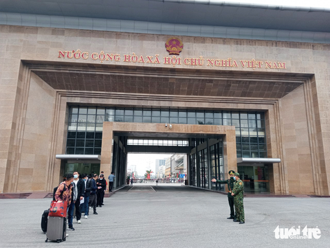 Hàng ngàn người Trung Quốc đổ về cửa khẩu quốc tế Móng Cái chờ hồi hương - Ảnh 5. Hàng ngàn người Trung Quốc đổ về cửa khẩu quốc tế Móng Cái chờ hồi hương - Ảnh 5.