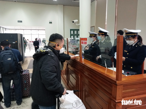 Hàng ngàn người Trung Quốc đổ về cửa khẩu quốc tế Móng Cái chờ hồi hương - Ảnh 7. Hàng ngàn người Trung Quốc đổ về cửa khẩu quốc tế Móng Cái chờ hồi hương - Ảnh 7.