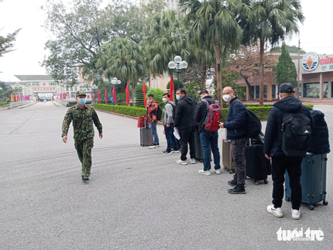 Hàng ngàn người Trung Quốc đổ về cửa khẩu quốc tế Móng Cái chờ hồi hương - Ảnh 8. Hàng ngàn người Trung Quốc đổ về cửa khẩu quốc tế Móng Cái chờ hồi hương - Ảnh 8.
