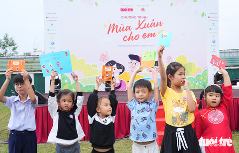 Mùa xuân cho em: Con làm thiệp tặng mẹ, nghệ sĩ diễn không cần cát sê - Ảnh 1. Mùa xuân cho em: Con làm thiệp tặng mẹ, nghệ sĩ diễn không cần cát sê - Ảnh 1.