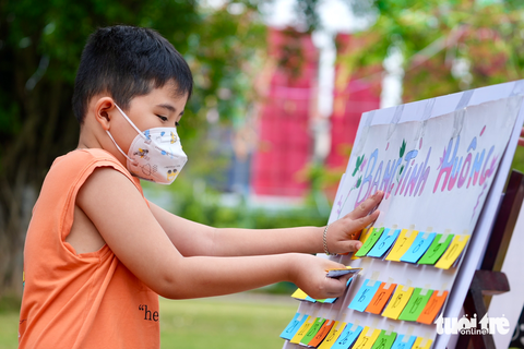 Mùa xuân cho em: Con làm thiệp tặng mẹ, nghệ sĩ diễn không cần cát sê - Ảnh 2. Mùa xuân cho em: Con làm thiệp tặng mẹ, nghệ sĩ diễn không cần cát sê - Ảnh 2.
