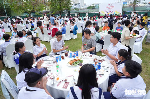 Mùa xuân cho em: Con làm thiệp tặng mẹ, nghệ sĩ diễn không cần cát sê - Ảnh 4. Mùa xuân cho em: Con làm thiệp tặng mẹ, nghệ sĩ diễn không cần cát sê - Ảnh 4.