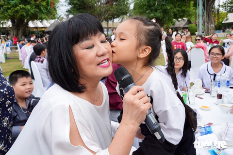 Mùa xuân cho em: Con làm thiệp tặng mẹ, nghệ sĩ diễn không cần cát sê - Ảnh 8. Mùa xuân cho em: Con làm thiệp tặng mẹ, nghệ sĩ diễn không cần cát sê - Ảnh 8.