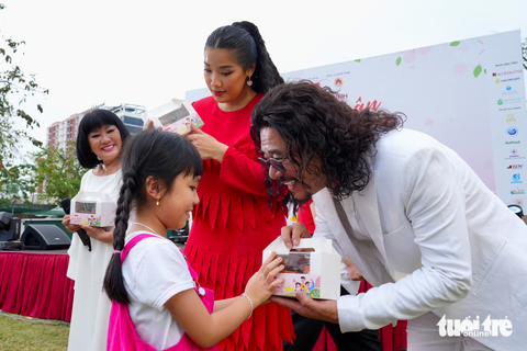 Mùa xuân cho em: Con làm thiệp tặng mẹ, nghệ sĩ diễn không cần cát sê - Ảnh 9. Mùa xuân cho em: Con làm thiệp tặng mẹ, nghệ sĩ diễn không cần cát sê - Ảnh 9.
