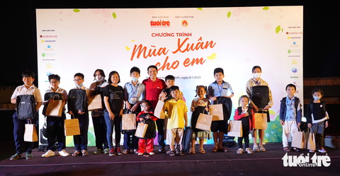 Mùa xuân cho em: Con làm thiệp tặng mẹ, nghệ sĩ diễn không cần cát sê - Ảnh 12. Mùa xuân cho em: Con làm thiệp tặng mẹ, nghệ sĩ diễn không cần cát sê - Ảnh 12.