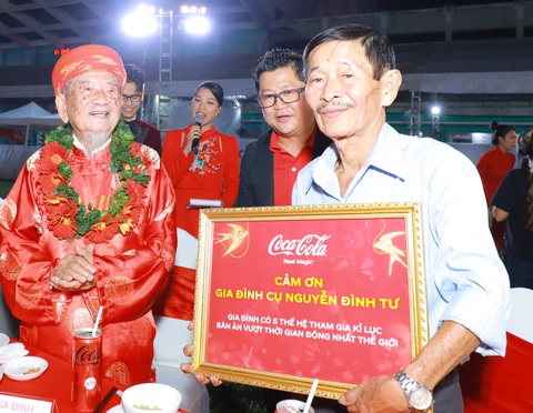 Gia đình Hoàng Bách cùng 999 gia đình khác lập kỷ lục thế giới - Ảnh 3. Gia đình Hoàng Bách cùng 999 gia đình khác lập kỷ lục thế giới - Ảnh 3.