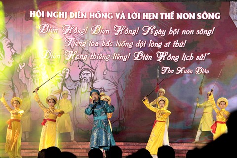 Xem Đêm hội Quang Trung, bạn trẻ rưng rưng nước mắt - Ảnh 1. Xem Đêm hội Quang Trung, bạn trẻ rưng rưng nước mắt - Ảnh 1.