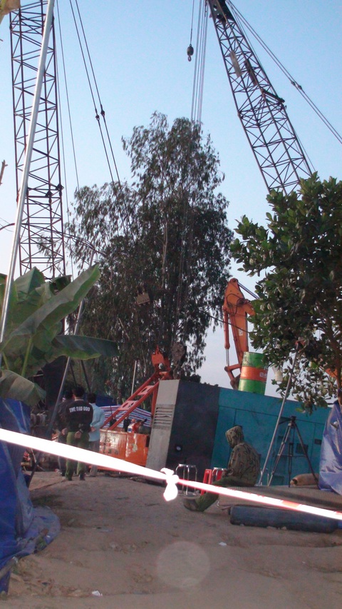 Vụ bé trai rớt xuống trụ bê tông: thêm các thiết bị vào hiện trường - Ảnh 1. Vụ bé trai rớt xuống trụ bê tông: thêm các thiết bị vào hiện trường - Ảnh 1.