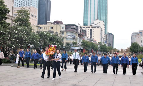 Học sinh 3 tốt dâng hoa, báo công với Bác - Ảnh 1. Học sinh 3 tốt dâng hoa, báo công với Bác - Ảnh 1.