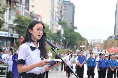 Học sinh 3 tốt dâng hoa, báo công với Bác - Ảnh 2. Học sinh 3 tốt dâng hoa, báo công với Bác - Ảnh 2.