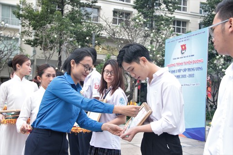 Học sinh 3 tốt dâng hoa, báo công với Bác - Ảnh 3. Học sinh 3 tốt dâng hoa, báo công với Bác - Ảnh 3.