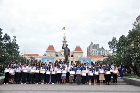 Học sinh 3 tốt dâng hoa, báo công với Bác - Ảnh 5. Học sinh 3 tốt dâng hoa, báo công với Bác - Ảnh 5.