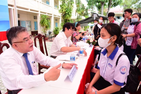 PGS.TS Huỳnh Thanh Hùng, quyền hiệu trưởng Trường ĐH Nông Lâm TPHCM, tư vấn cho học sinh - Ảnh: DUYÊN PHAN PGS.TS Huỳnh Thanh Hùng, quyền hiệu trưởng Trường ĐH Nông Lâm TPHCM, tư vấn cho học sinh - Ảnh: DUYÊN PHAN