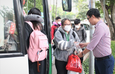 Những chuyến xe Tết sinh viên đầu tiên tạm chia tay TP.HCM - Ảnh 3. Những chuyến xe Tết sinh viên đầu tiên tạm chia tay TP.HCM - Ảnh 3.