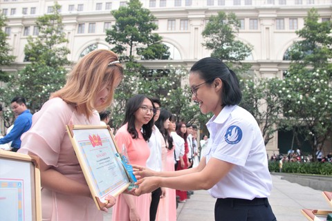 TP.HCM tuyên dương 10 tập thể, 236 Sinh viên 5 tốt - Ảnh 4. TP.HCM tuyên dương 10 tập thể, 236 Sinh viên 5 tốt - Ảnh 4.
