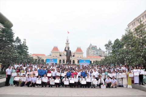 TP.HCM tuyên dương 10 tập thể, 236 Sinh viên 5 tốt - Ảnh 5. TP.HCM tuyên dương 10 tập thể, 236 Sinh viên 5 tốt - Ảnh 5.