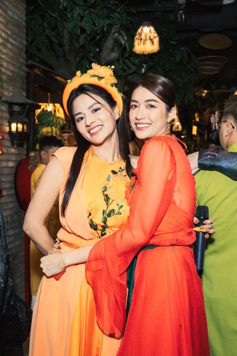 Mâu Thủy ôm bụng bầu, Lan Khuê trổ tài đi cà kheo, Hương Ly hóa lực sĩ quậy tưng quán Vũ Thu Phương - Ảnh 5. Mâu Thủy ôm bụng bầu, Lan Khuê trổ tài đi cà kheo, Hương Ly hóa lực sĩ quậy tưng quán Vũ Thu Phương - Ảnh 5.