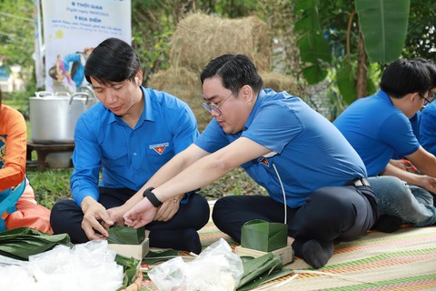 1.000 trẻ vui Tết cho em - Ảnh 5. 1.000 trẻ vui Tết cho em - Ảnh 5.