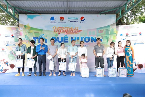 1.000 trẻ vui Tết cho em - Ảnh 4. 1.000 trẻ vui Tết cho em - Ảnh 4.