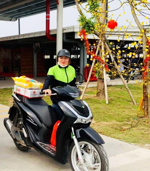 Rời phân xưởng, công nhân xúc động khi thấy quà Tết được buộc cẩn thận trên xe - Ảnh 3. Rời phân xưởng, công nhân xúc động khi thấy quà Tết được buộc cẩn thận trên xe - Ảnh 3.