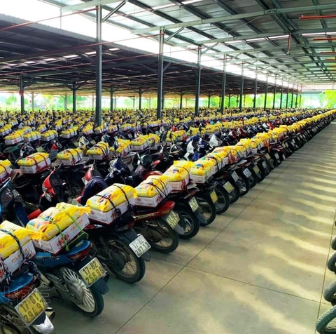Rời phân xưởng, công nhân xúc động khi thấy quà Tết được buộc cẩn thận trên xe - Ảnh 2. Rời phân xưởng, công nhân xúc động khi thấy quà Tết được buộc cẩn thận trên xe - Ảnh 2.
