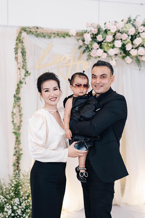 Ảnh vui sao Việt 8-1: Vợ chồng Huy Trần - Ngô Thanh Vân vui nhộn - Ảnh 5. Ảnh vui sao Việt 8-1: Vợ chồng Huy Trần - Ngô Thanh Vân vui nhộn - Ảnh 5.
