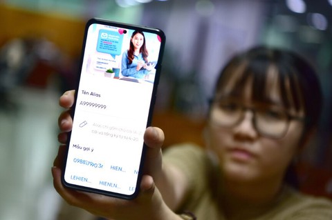 Bạn trẻ chọn tài khoản số đẹp trên điện thoại di động - ẢNH: T.T.DŨNG Bạn trẻ chọn tài khoản số đẹp trên điện thoại di động - ẢNH: T.T.DŨNG
