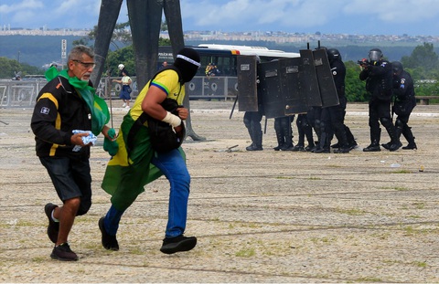 Toàn cảnh vụ bạo loạn vì Trump của Brazil - Ảnh 7. Toàn cảnh vụ bạo loạn vì Trump của Brazil - Ảnh 7.