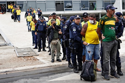 Toàn cảnh vụ bạo loạn vì Trump của Brazil - Ảnh 14. Toàn cảnh vụ bạo loạn vì Trump của Brazil - Ảnh 14.