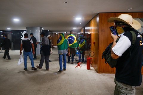 Toàn cảnh vụ bạo loạn vì Trump của Brazil - Ảnh 11. Toàn cảnh vụ bạo loạn vì Trump của Brazil - Ảnh 11.