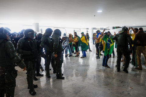 Toàn cảnh vụ bạo loạn vì Trump của Brazil - Ảnh 12. Toàn cảnh vụ bạo loạn vì Trump của Brazil - Ảnh 12.