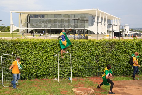 Toàn cảnh vụ bạo loạn vì Trump của Brazil - Ảnh 6. Toàn cảnh vụ bạo loạn vì Trump của Brazil - Ảnh 6.