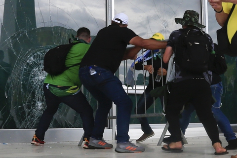 Toàn cảnh vụ bạo loạn vì Trump của Brazil - Ảnh 9. Toàn cảnh vụ bạo loạn vì Trump của Brazil - Ảnh 9.