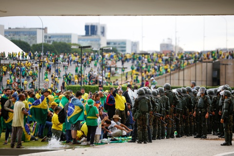 Cựu tổng thống Brazil Bolsonaro phủ nhận xúi giục bạo loạn - Ảnh 3. Cựu tổng thống Brazil Bolsonaro phủ nhận xúi giục bạo loạn - Ảnh 3.