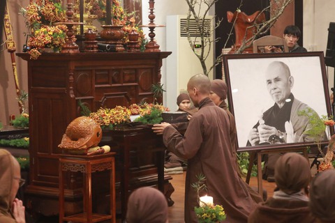 Tăng ni, phật tử tưởng nhớ thiền sư Thích Nhất Hạnh bằng khóa thực tập im lặng - Ảnh 4. Tăng ni, phật tử tưởng nhớ thiền sư Thích Nhất Hạnh bằng khóa thực tập im lặng - Ảnh 4.