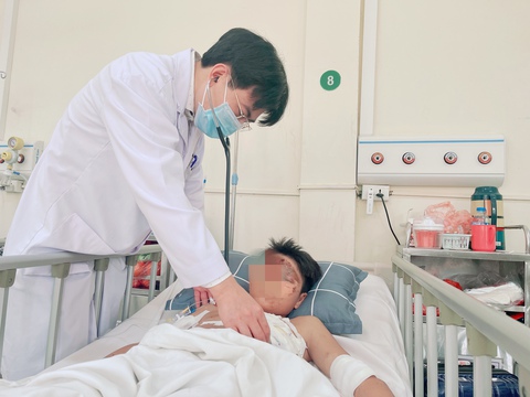 Pháo tự chế phát nổ, thiếu niên 14 tuổi bị găm kim loại vào lồng ngực - Ảnh 1. Pháo tự chế phát nổ, thiếu niên 14 tuổi bị găm kim loại vào lồng ngực - Ảnh 1.