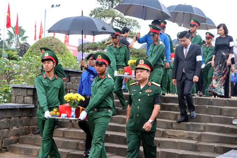 Bình Phước truy điệu, an táng hài cốt liệt sĩ hy sinh tại Campuchia - Ảnh 1. Bình Phước truy điệu, an táng hài cốt liệt sĩ hy sinh tại Campuchia - Ảnh 1.