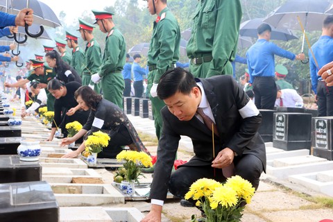 Bình Phước truy điệu, an táng hài cốt liệt sĩ hy sinh tại Campuchia - Ảnh 2. Bình Phước truy điệu, an táng hài cốt liệt sĩ hy sinh tại Campuchia - Ảnh 2.