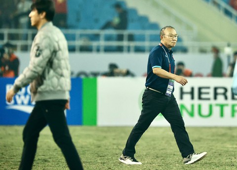 HLV Shin Tae Yong đòi trọng tài xem VAR, ông Park Hang Seo sửng cồ với cầu thủ Indonesia - Ảnh 10. HLV Shin Tae Yong đòi trọng tài xem VAR, ông Park Hang Seo sửng cồ với cầu thủ Indonesia - Ảnh 10.