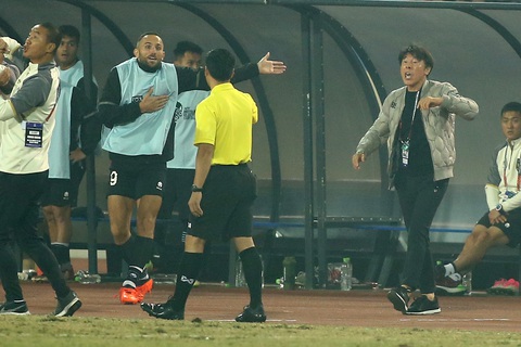 HLV Shin Tae Yong đòi trọng tài xem VAR, ông Park Hang Seo sửng cồ với cầu thủ Indonesia - Ảnh 5. HLV Shin Tae Yong đòi trọng tài xem VAR, ông Park Hang Seo sửng cồ với cầu thủ Indonesia - Ảnh 5.
