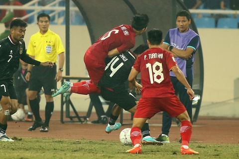 HLV Shin Tae Yong đòi trọng tài xem VAR, ông Park Hang Seo sửng cồ với cầu thủ Indonesia - Ảnh 6. HLV Shin Tae Yong đòi trọng tài xem VAR, ông Park Hang Seo sửng cồ với cầu thủ Indonesia - Ảnh 6.